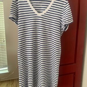 Classic navy white tee shirt dress!